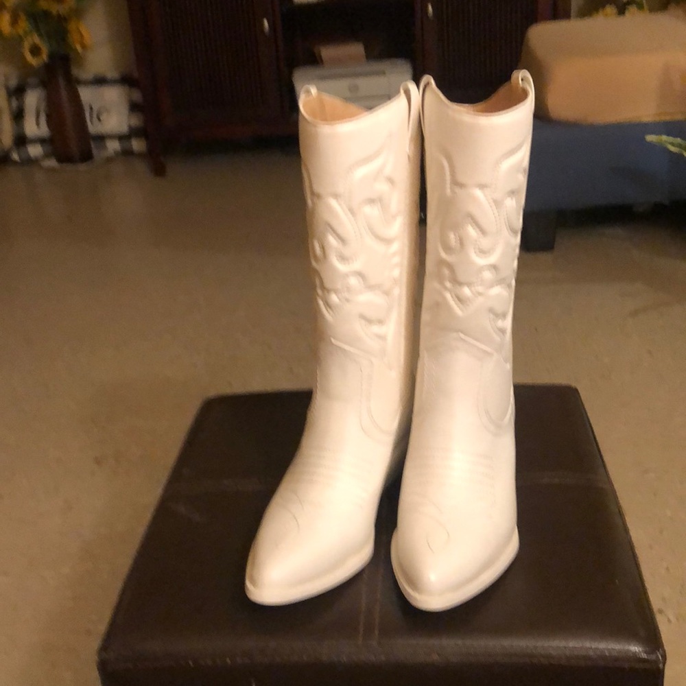 Women boot, size 7/1/2, white, new
